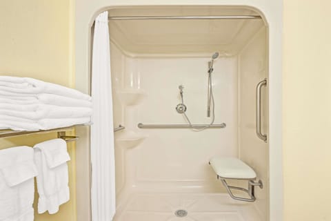 Combined shower/tub, free toiletries, hair dryer, towels