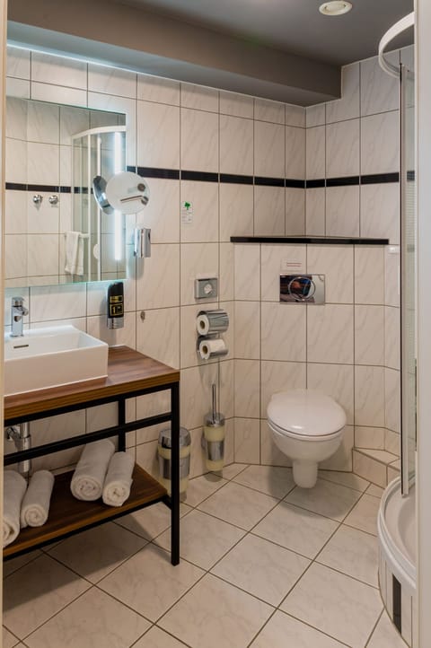 Suite | Bathroom | Shower, hair dryer, towels