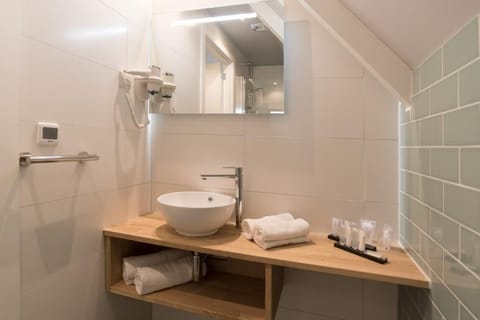 Luxury Quadruple Room | Bathroom | Free toiletries, hair dryer, towels