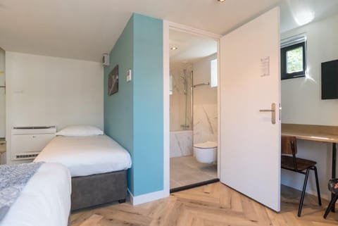 Comfort Triple Room | Bathroom | Free toiletries, hair dryer, towels