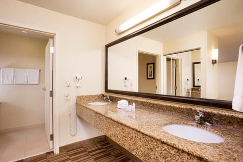 Suite, 1 Bedroom, Balcony, Courtyard View (Balcony) | Bathroom | Combined shower/tub, free toiletries, hair dryer, towels