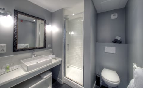 Deluxe Room (Chambre L) | Bathroom | Shower, eco-friendly toiletries, hair dryer, towels