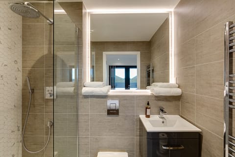 Grand Apartment | Bathroom | Free toiletries, hair dryer, towels, soap