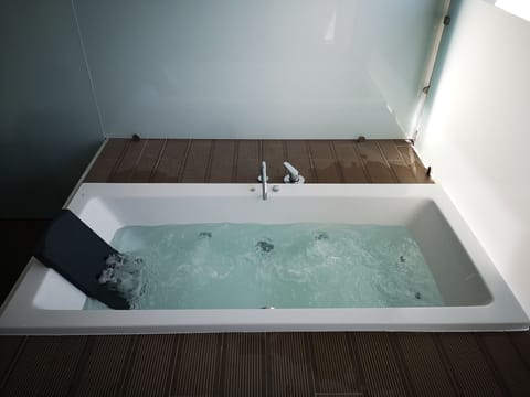 Double Room, Hot Tub, Courtyard Area | Private spa tub