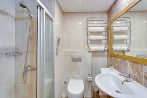 Standard Double or Twin Room | Bathroom | Shower, free toiletries, hair dryer, towels