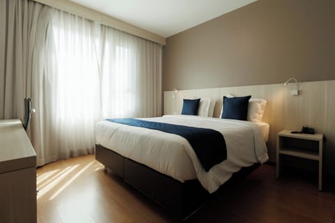 Deluxe Double Room | Minibar, in-room safe, desk, blackout drapes