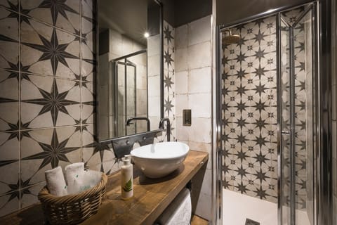 Double Room | Bathroom | Shower, eco-friendly toiletries, hair dryer, towels