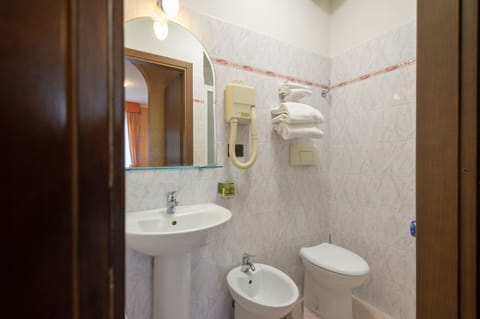 Classic Triple Room | Bathroom | Shower, free toiletries, hair dryer, bidet