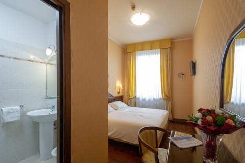 Classic Double or Twin Room | 1 bedroom, minibar, in-room safe, desk
