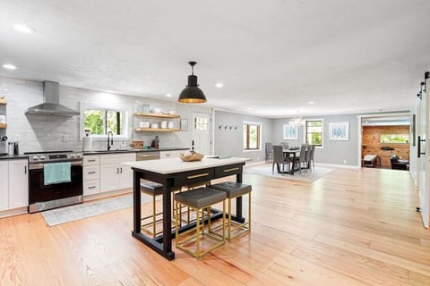 Kitchen Island / Seating