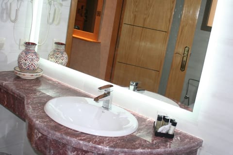 Executive Studio | Bathroom | Shower, bidet, towels