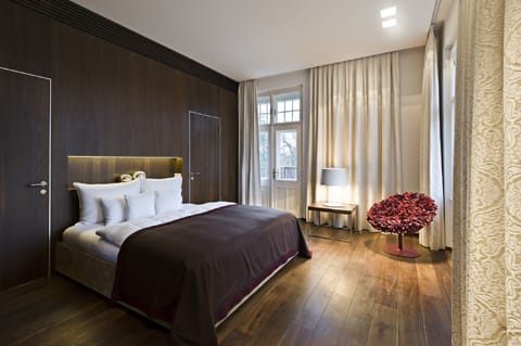 Deluxe Suite, 1 Double Bed | Premium bedding, minibar, in-room safe, desk