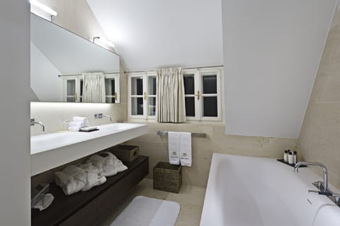 Deluxe Suite, 1 Double Bed | Bathroom amenities | Hair dryer, bathrobes, slippers, towels