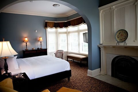 Deluxe Room, 1 King Bed (Fifth Avenue House) | Premium bedding, down comforters, pillowtop beds, in-room safe