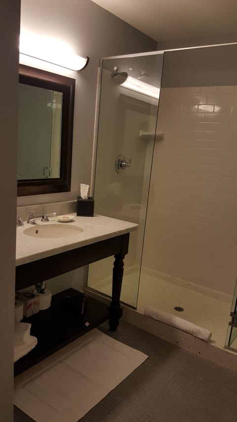 Deluxe Room, 1 King Bed (Fifth Avenue House) | Bathroom | Combined shower/tub, hydromassage showerhead, designer toiletries