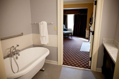 Deluxe Room, 1 King Bed (Amberson House) | Bathroom | Combined shower/tub, hydromassage showerhead, designer toiletries