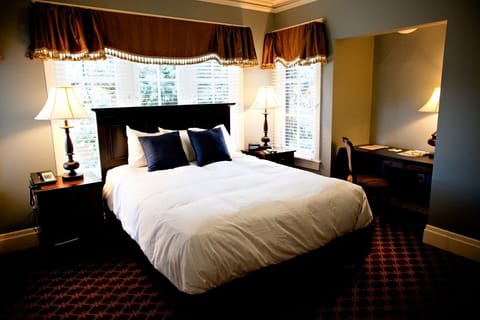 Standard Room, 1 Queen Bed | Premium bedding, down comforters, pillowtop beds, in-room safe