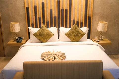 Junior Suite, 1 King Bed, Non Smoking | Premium bedding, in-room safe, free WiFi, bed sheets