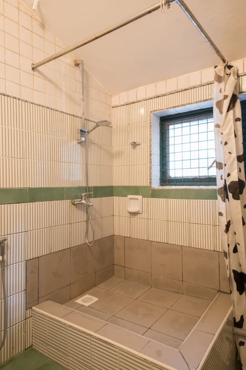 Shower, rainfall showerhead, free toiletries, hair dryer