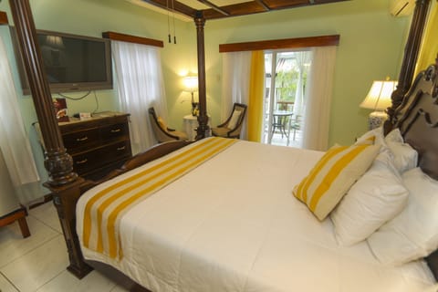 Honeymoon Room, 1 Bedroom, Jetted Tub, Courtyard View | Egyptian cotton sheets, premium bedding, down comforters