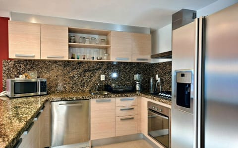 TW MARCOS | Private kitchen | Full-size fridge, microwave, coffee/tea maker, blender