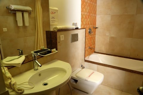 Saffron Suite | Bathroom | Combined shower/tub, rainfall showerhead, free toiletries, hair dryer