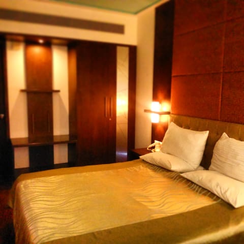 Saffron Suite | In-room safe, desk, blackout drapes, free WiFi