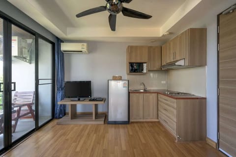 Studio (Double Bed only) | Private kitchenette | Fridge, microwave, stovetop, coffee/tea maker