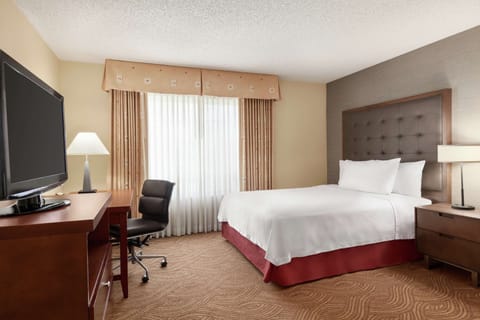 Room, 1 Queen Bed, Non Smoking | Premium bedding, pillowtop beds, in-room safe, desk