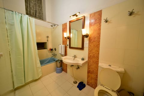 Family Room | Bathroom | Deep soaking tub, rainfall showerhead, free toiletries, hair dryer