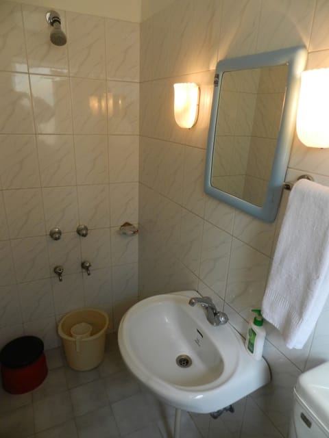 Economy Single Room | Bathroom | Deep soaking tub, rainfall showerhead, free toiletries, hair dryer