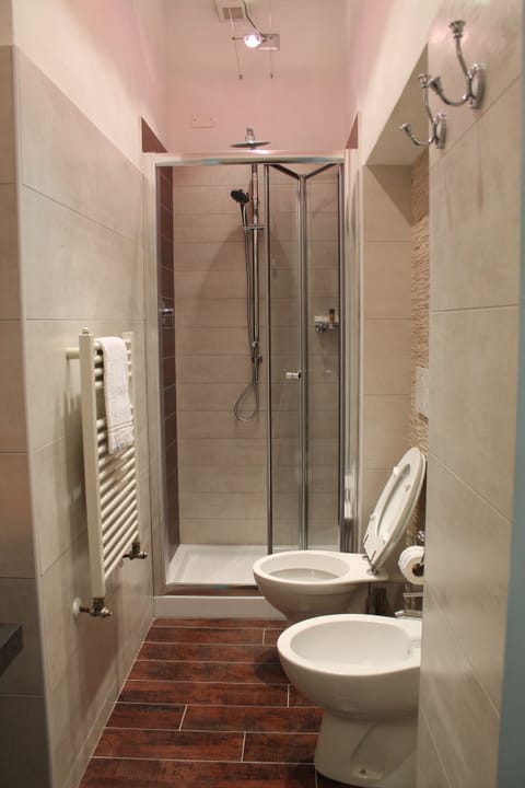 Suite | Bathroom | Free toiletries, hair dryer, bidet, towels