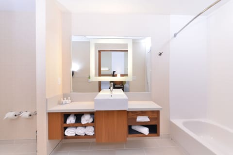 Combined shower/tub, designer toiletries, hair dryer, towels