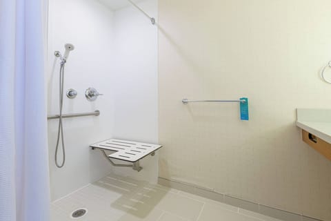 Combined shower/tub, designer toiletries, hair dryer, towels