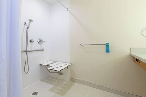 Combined shower/tub, designer toiletries, hair dryer, towels