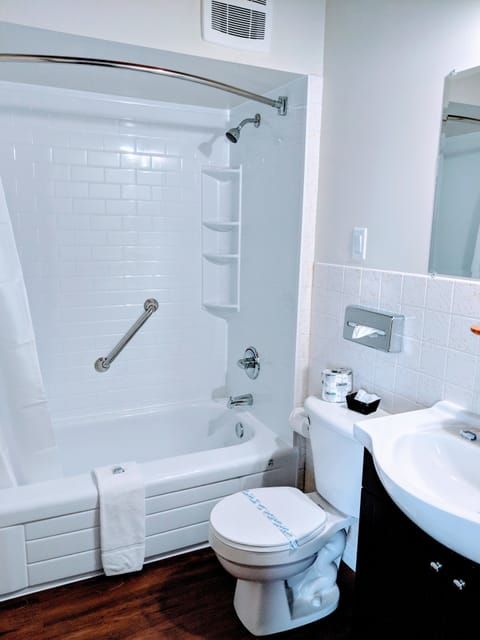 Combined shower/tub, hair dryer, towels