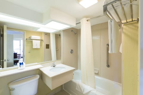 Combined shower/tub, free toiletries, hair dryer, towels