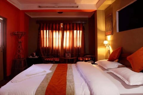 Deluxe Double Room, 1 Queen Bed | Bathroom | Shower, free toiletries, slippers, towels