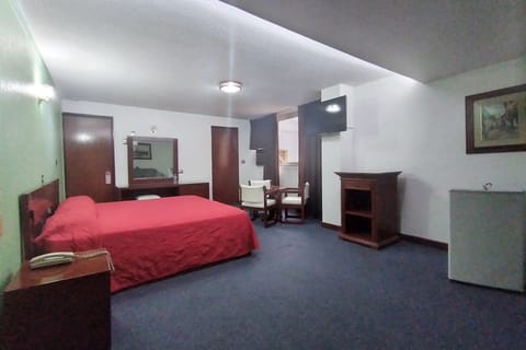 Junior Room, 1 King Bed | In-room safe, free WiFi, bed sheets