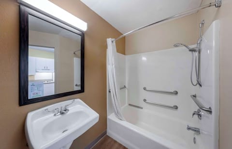 Studio, 1 Queen Bed, Accessible, Non Smoking | Bathroom | Combined shower/tub, free toiletries, hair dryer, towels