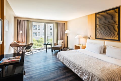 Executive Room, 1 King Bed | Premium bedding, down comforters, pillowtop beds, in-room safe