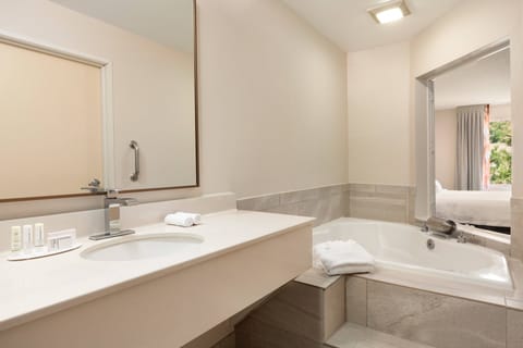 Deluxe Room, 1 King Bed | Bathroom | Free toiletries, hair dryer, towels, soap