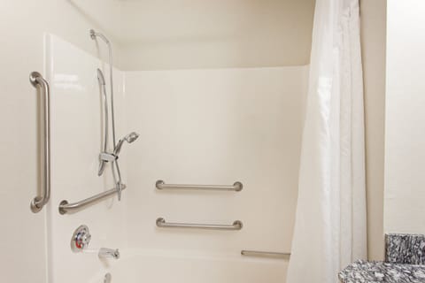 Standard Room, 1 Queen Bed, Accessible (Mobility, Bathtub) | Bathroom | Combined shower/tub, free toiletries, hair dryer, towels