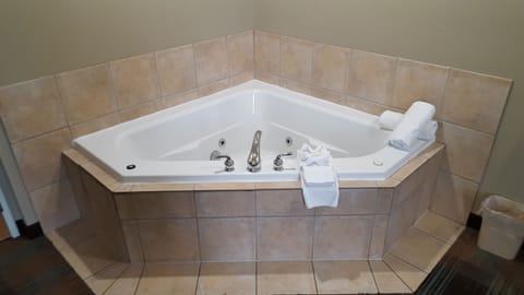 Suite, 1 Queen Bed, Jetted Tub | Jetted tub