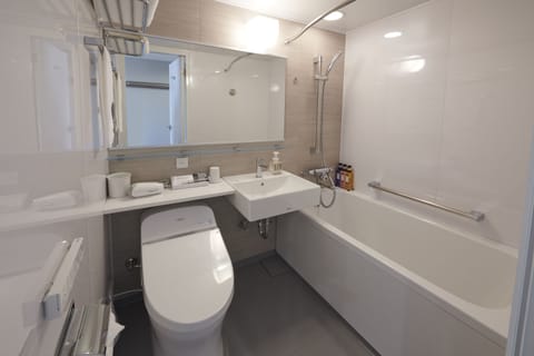 Combined shower/tub, deep soaking tub, free toiletries, hair dryer