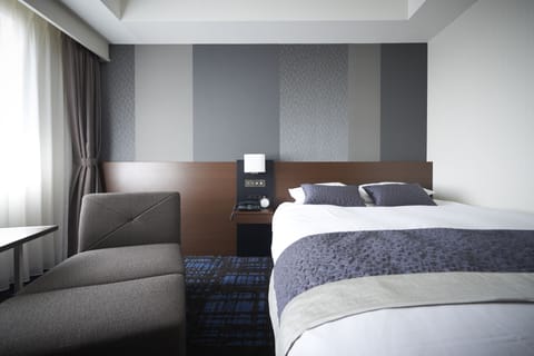 Premium bedding, desk, blackout drapes, soundproofing