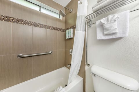 Combined shower/tub, hydromassage showerhead, free toiletries