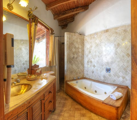 Superior Suite | Bathroom | Eco-friendly toiletries, hair dryer, towels, soap