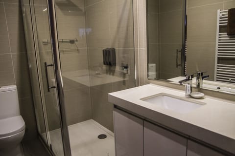 Standard Quadruple Room | Bathroom | Shower, rainfall showerhead, free toiletries, hair dryer