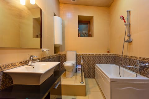 Luxury Apartment | Bathroom | Free toiletries, hair dryer, bathrobes, slippers